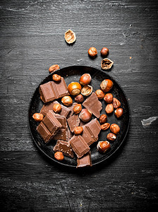 巧克力加坚果和肉桂黑木桌图片