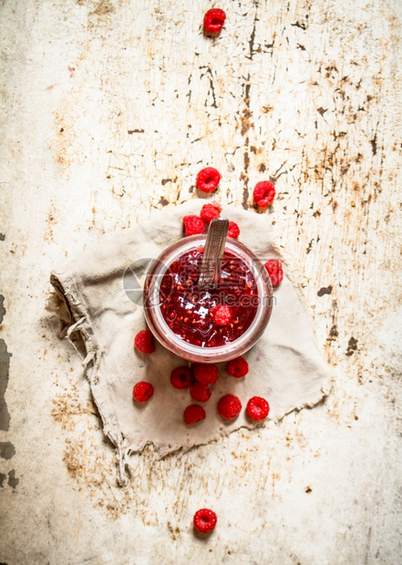 果酱来自罐子里的野生草莓锈背景图片