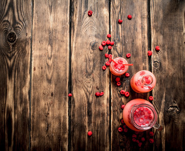 杯子里有草莓汁木制桌子杯里有草莓汁图片
