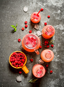 草莓果汁子和冰在石板上草莓汁图片