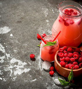 草莓果汁子和冰在石板上草莓汁图片