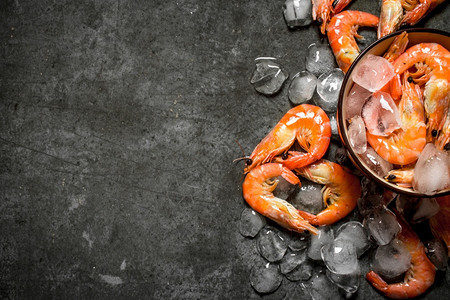 虾和冰在碗里石头背景上虾和冰在碗里图片