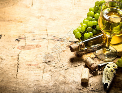 一堆白葡萄酒木本底的白葡萄软图片