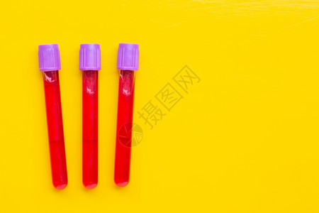 黄色背景的血液测试管中复制空格图片