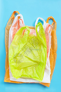 蓝色背景的彩塑料袋环境污染概念顶部视图图片
