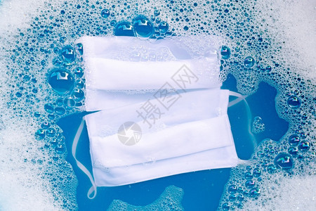 洗涤前浸泡在粉洗净水溶解中卫生冠状covid19保护概念图片