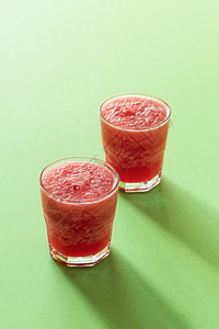 两杯西瓜冰饮料夏天的喜酒新鲜饮料图片
