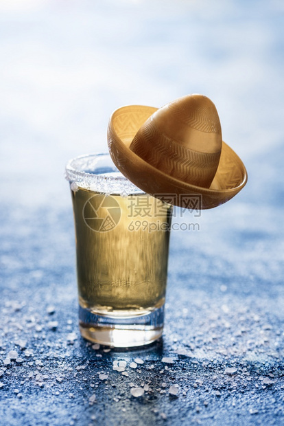一杯金色龙舌兰酒帽子很小墨西哥传统饮料烈酒图片