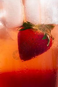 草莓柠檬冷夏天喝大型的草莓冰块红糖浆新鲜的甜饮料图片