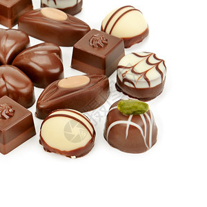 白色背景中隔绝的各种巧克力棱瓜顶部视图图片