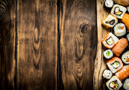 板上还有寿司和卷子木制背景寿司和卷子图片