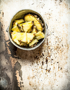 菠萝块在一个老锅里生锈的背景图片
