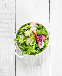 新鲜沙拉绿色在碗里白木头背景图片