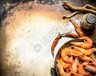有盐和香料的虾在古老的生锈背景上有盐和香料的虾图片