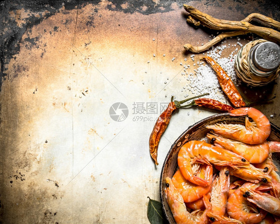 有盐和香料的虾在古老的生锈背景上有盐和香料的虾图片