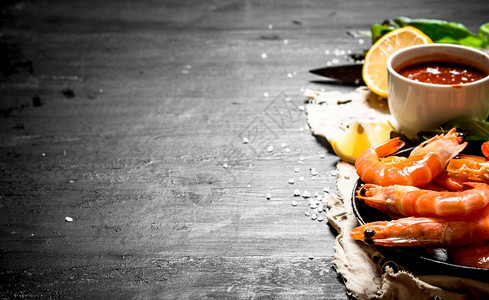 虾酱橄榄油和盐在黑板上虾酱橄榄油和盐图片