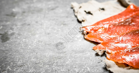 旧布料上薄的鲑鱼片石头背景上薄的鲑鱼片旧布料上薄的鲑鱼片图片