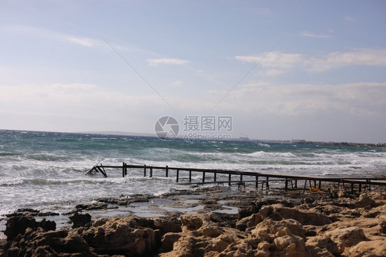 石头海滩有旧木质浮舟靠近海面背景有选择焦点石头海滩有旧木质浮舟靠近海面背景有选择焦点图片