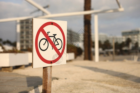 海滩交通标志不能用自行车进入有选择的焦点海滩上的标志是用自行车禁止的海滩交通标志不是用自行车进入的海滩上标志是用自行车禁止进入的图片