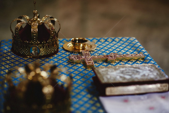 正统的黄金结婚王冠教堂圣像书籍桌上的福音选择焦点正统黄金结婚王冠教堂的圣像书籍桌上福音图片