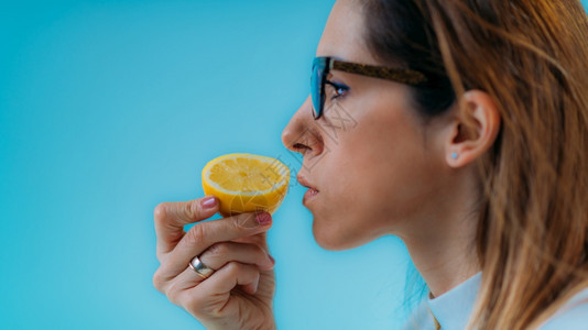 冠状引起的传染妇女试图感觉到柠檬的气味厌食或嗅觉失明去能力图片