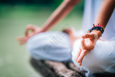 女在湖边的莲花位置上手图片