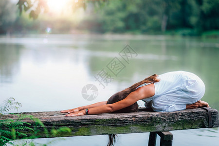 妇女沉睡在布拉萨纳儿童和湖边的姿势高清图片