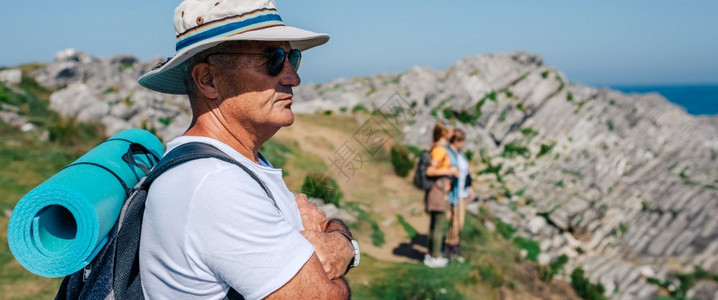 长途跋涉看风景的老人长途跋涉看风景的老人图片