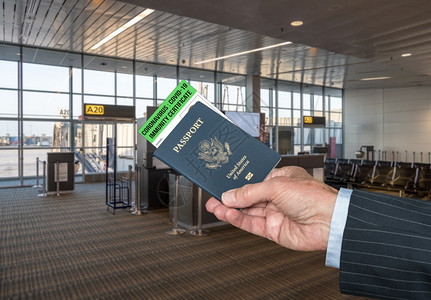 使用商人手持有我们护照和科罗纳豁免证书covid19免疫证书概念和我们明机场豁免的护照图片