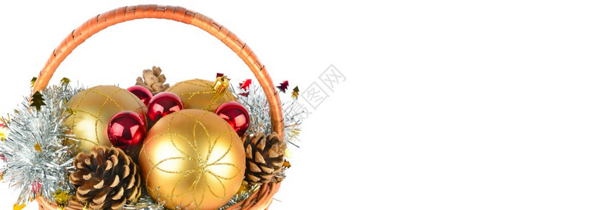 圣诞装饰品和松果放在白底边隔绝的篮子中空闲间供文字使用宽度照片图片