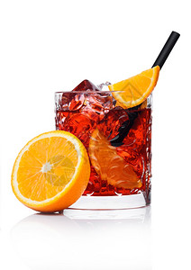 空间经典素材有冰块和橙片的晶体玻璃中白红鸡尾酒有冰块和橙片稻草一半新鲜橙子有反光的白色背景背景