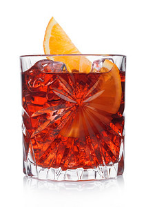 白底带冰块和橙片的晶玻璃中白葡萄鸡尾酒图片