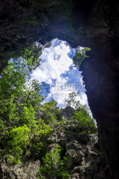 石灰岩悬崖的洞穴长海湾泰国图片