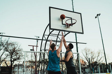 青年篮球运动员在户外篮球场打篮球图片