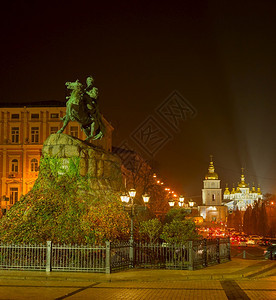 bohdankmelytsk纪念碑和stmichael夜里背景中密合金的修道院kyivurane图片