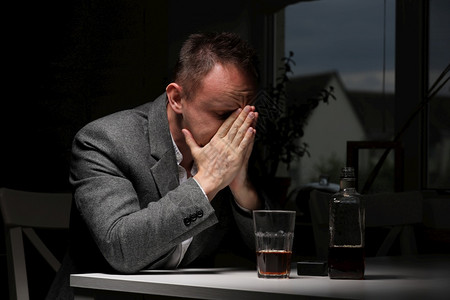 習慣喝醉和酗酒的概念父亲疲倦病人独自饮酒情绪有选择专注喝醉和酗酒