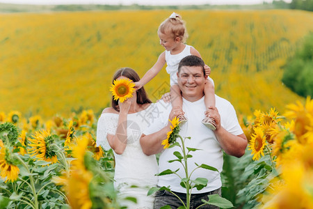 父亲和在花朵领域怀着女儿图片
