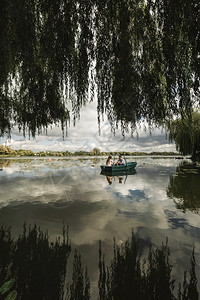 美丽的年轻夫妇在划船时享受浪漫的约会放松快乐的年轻夫妇在划船时享受浪漫的约会图片