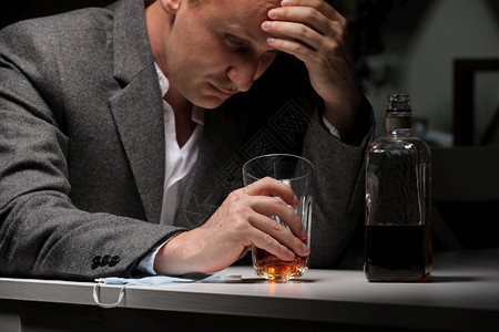 喝醉和酗酒的概念父亲疲倦病人独自饮酒情绪有选择专注喝醉和酗酒的概念疲倦病人独自饮酒情绪有选择专注有选择专注背景图片