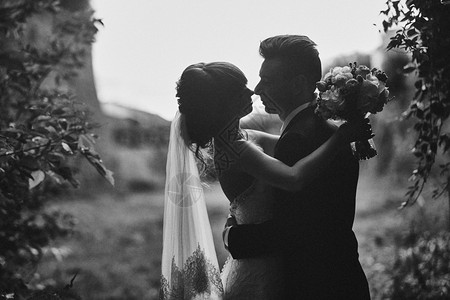 照片中的黑白年轻新娘和郎的轮廓婚礼日有选择的焦点照片中噪音和谷物年轻新娘和郎的黑白照片轮廓有选择的焦点图片