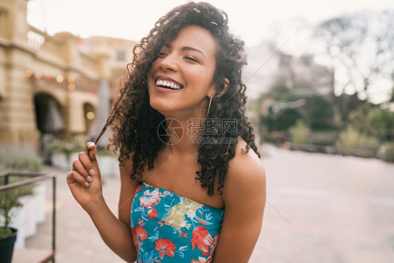 美丽的籍拉丁女人肖像在街上笑户外图片