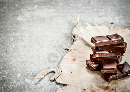 巧克力片和坚果在石板上图片
