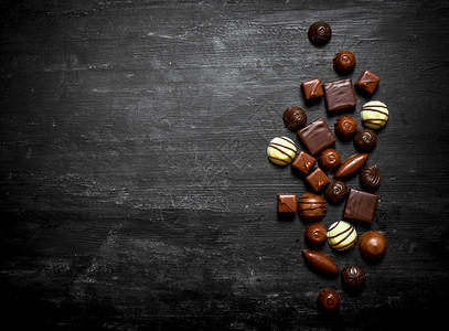 形状各异的巧克力图片