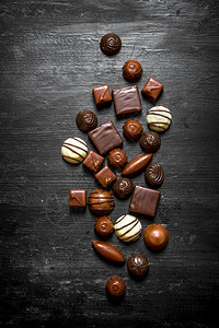 形状各异的巧克力图片