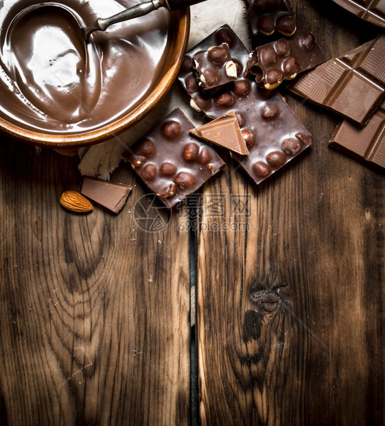 坚果巧克力块和融化的巧克力奶油图片