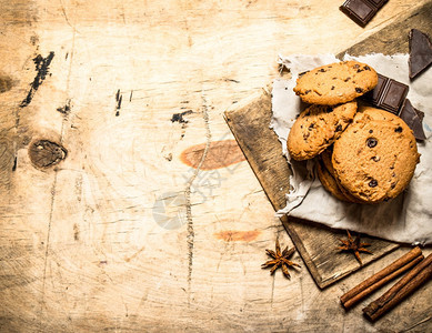 燕麦饼干和巧克力肉桂在石头桌上图片
