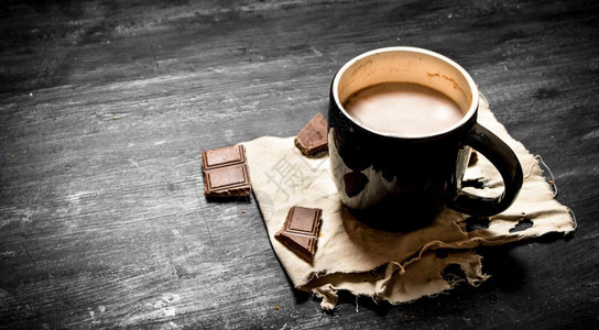 黑木背景的巧克力和咖啡图片