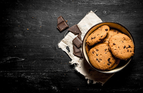碗里有燕麦饼干面有巧克力黑色木头背景燕麦饼干碗里有巧克力图片