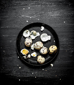 俯视图铁盘里的蛋壳和煮熟的鹌鹑蛋背景图片