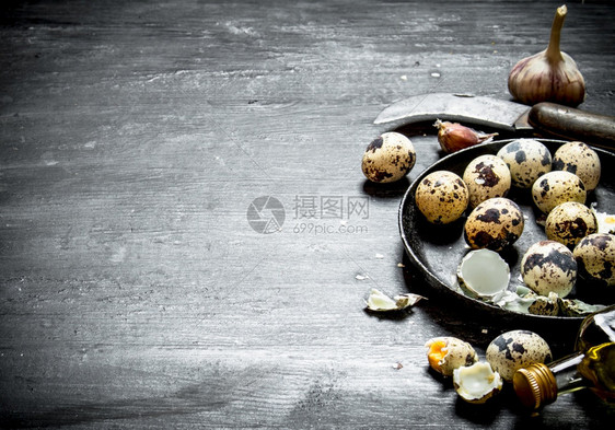 铁盘里的蛋壳和煮熟的鹌鹑蛋图片